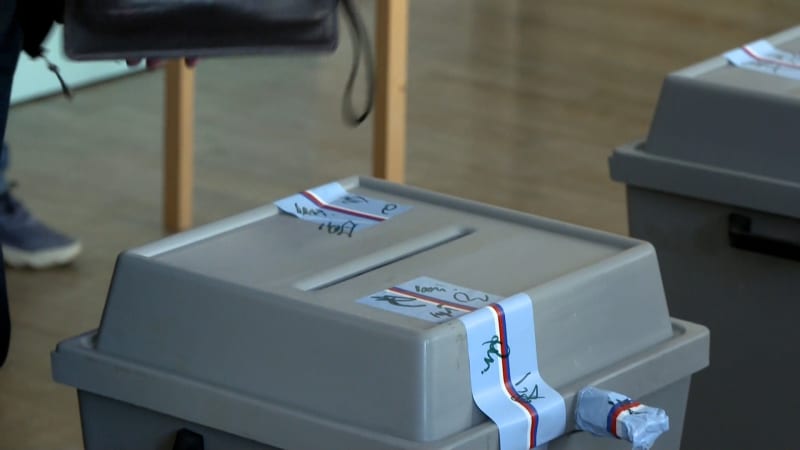 Bizár v Brně: Předsedkyně volební komise si vyfotila občana. Ten na ni zavolal strážníky