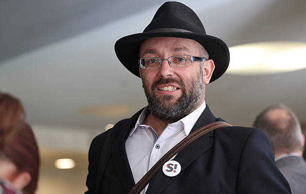 Sterzik po debaklu Stačilo! prosí o peníze na uhlí, elektřinu i hodiny klavíru