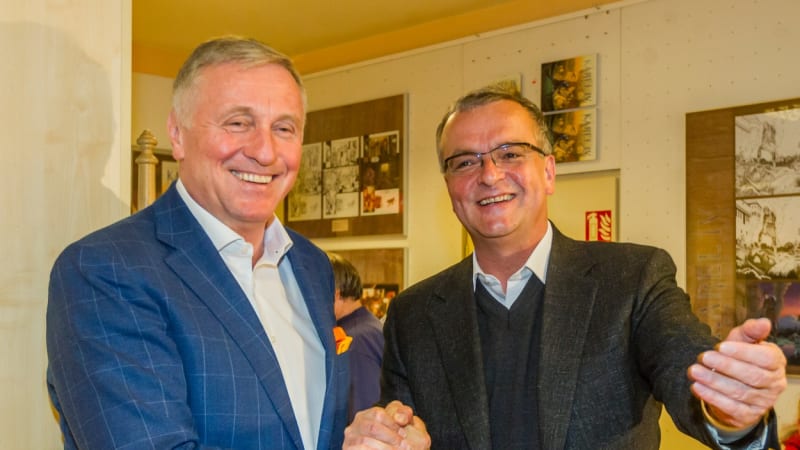 I tuhle bestii porazíš, napsal Kalousek Topolánkovi o rakovině. Sílu přál Válek i Zdechovský