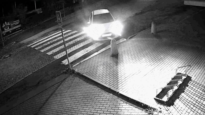 Opilá řidička na Znojemsku se vřítila na chodník. Mladíci nestihli ani uskočit, ukazuje video