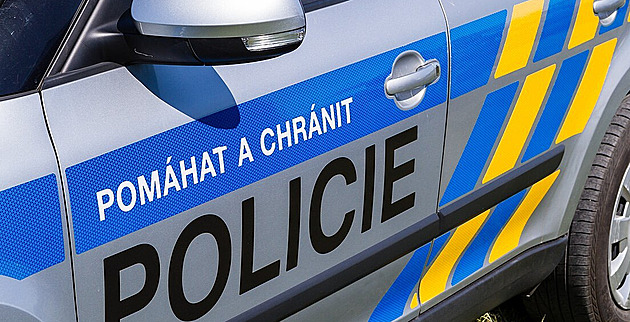 Muž v baru ukradl cennou hasičskou helmu, po zveřejnění videa se přihlásil policii