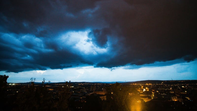 RADAR: Nastane výrazný teplotní zlom, spustí se deště. Na Česko se valí mohutná mračna