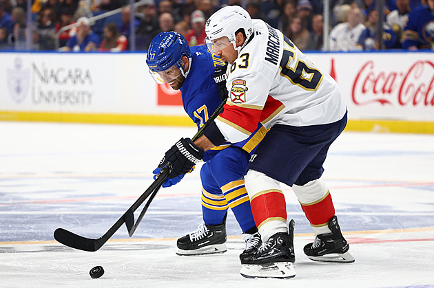 Další Marchandův zkrat. Soupeři se marně mstil pěstmi, pak mu sebral a zničil helmu