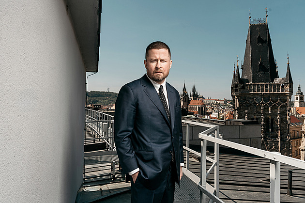 Guvernér ČNB čelí kritice. Na pracovní cestu do USA vzal první třídou i přítelkyni