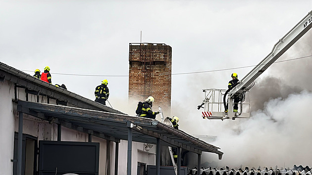 Hasiči dokončují likvidaci požáru hal v Nehvizdech, začalo vyšetřování