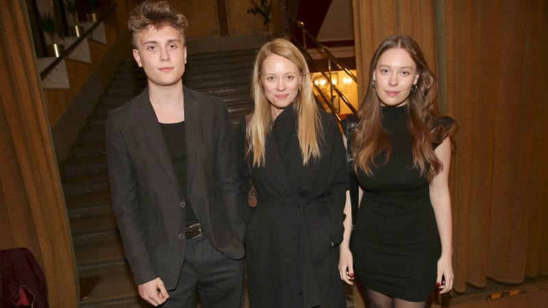 Děti herečky Lindy Rybové jsou její kopií. Syn se musel líbat s partnerem své sestry