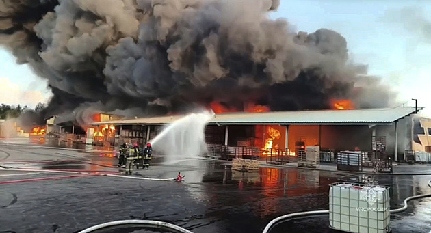 Rusko hlásí sestřelení stovky dronů, Ukrajinci u Moskvy zasáhli i ropovod