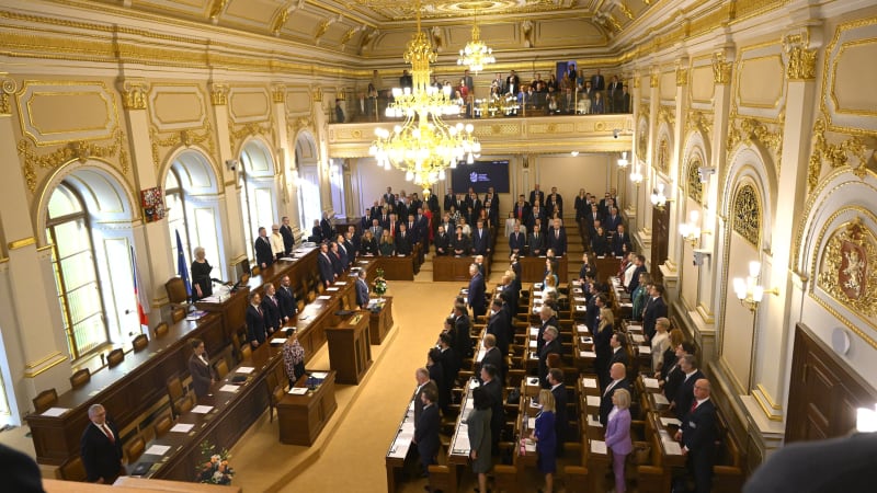 Momenty ve Sněmovně: Poprvé a naposledy, puget na usmířenou i Okamurové vedle sebe