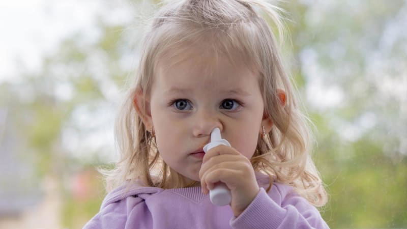 Očkování dětí bez jehly? Speciální vakcína proti chřipce je v Česku, hlavní roli hraje čas