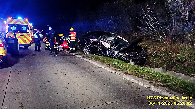 Tragická nehoda auta s pěti lidmi na D5. Jeden mrtvý, čtyři vážně zranění