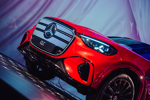 Céčko na chůdách přiváží obří masku, supermozek a největší displej v historii