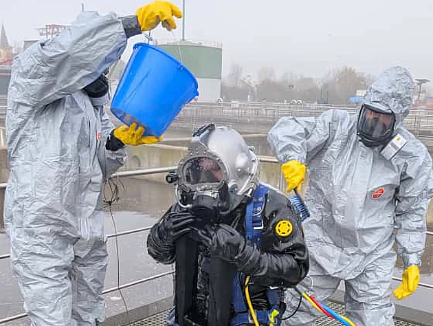 Ponor do hlubin splašků. Hasiči vytáhli z nádrže čističky utopené čerpadlo