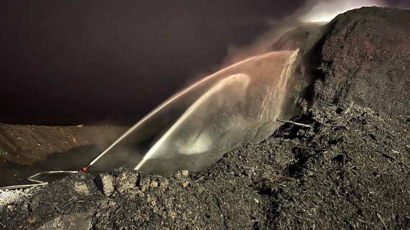 Hasiči likvidují rozsáhlý požár štěpky u Litvínova. Zasahuje 23 jednotek