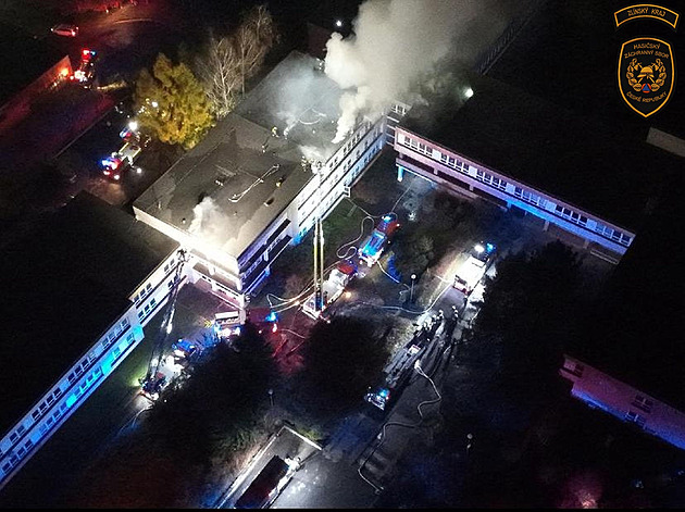 VIDEO: Hasiči museli rozebrat kus střechy školy. Záběry ukazují rozsah požáru