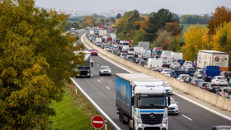 Požár kamionu na D5 u Prahy: Provoz na dálnici je omezený, na místě zasahují složky IZS