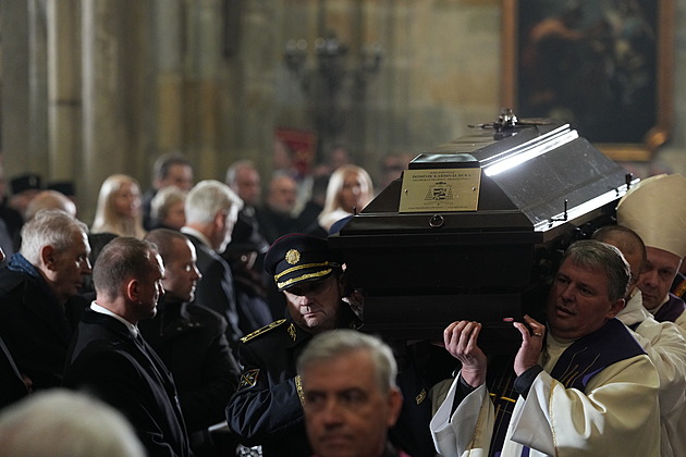 Duku na pohřbu uctili prezidenti i herci. Na Hradě zněl zvon Zikmund, proletěla letadla