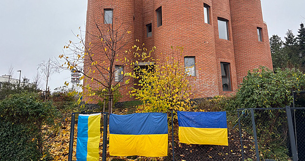 Na plot u domu Tomia Okamury někdo pověsil ukrajinské vlajky, čin řeší policie