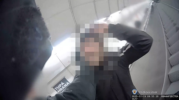 Zapáchající pobuda se rozvaloval v metru. Strážníkům nadával a po jednom plivnul