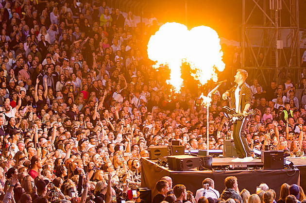 V obci zavládla euforie. U vánočního stromu si s místními zazpívá Ztracený