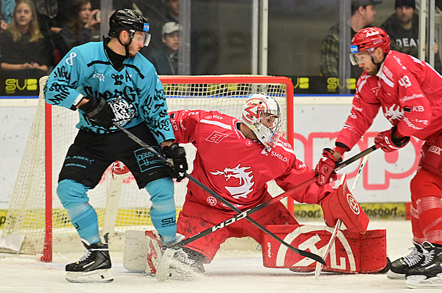 ONLINE: Vary se ujímají vedení nad Třincem, večer Pardubice vyzvou Spartu