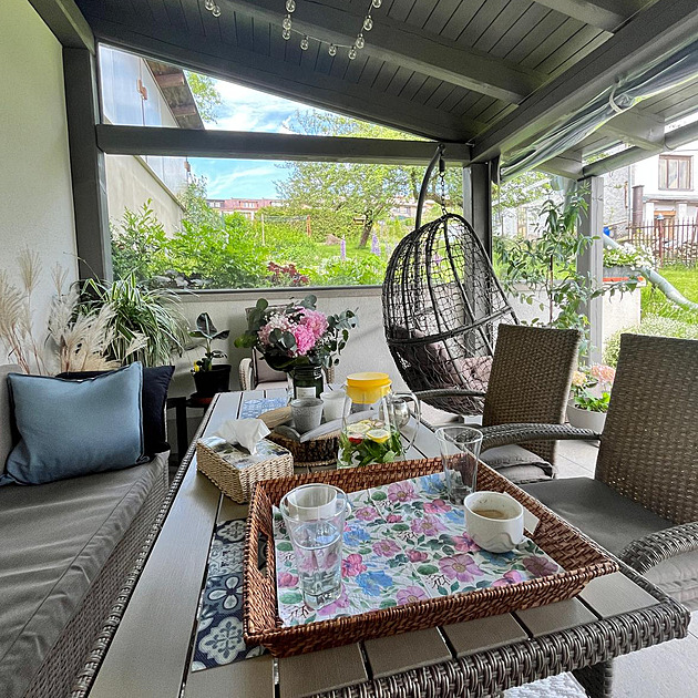 Splněný sen: místo ruiny kůlny má skvělou pergolu. Funguje jako obývák