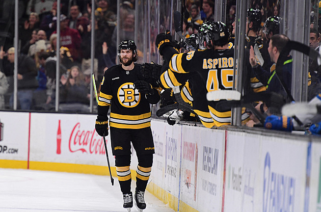 Zacha dvěma góly jistil výhru Bostonu, Nečasovy body Coloradu nestačily