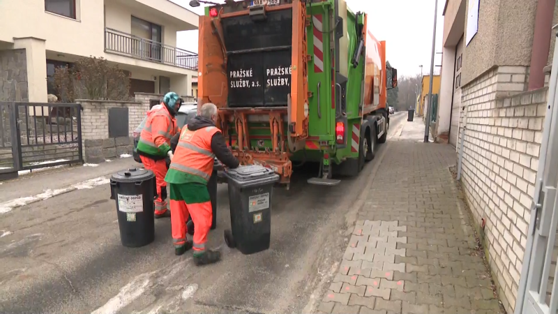 Pražští popeláři: Máme skvělou partu. Vysvětlili, jak funguje jízda na stupátku