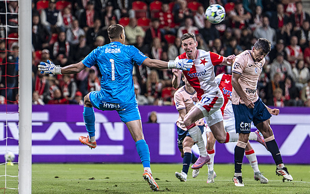 ONLINE: Pardubice - Slavia, hosté nasazují Juráska. V obraně hrají Bořil i Chaloupek