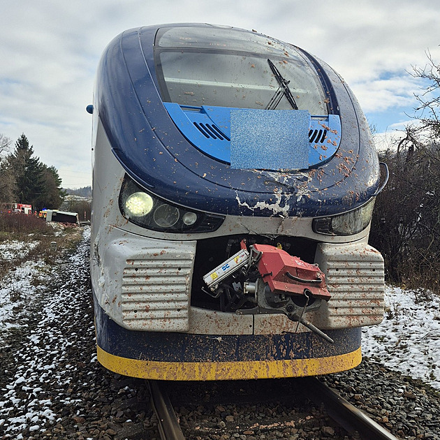 Srážka vlaku s náklaďákem na Jičínsku. Tři lidé jsou zranění