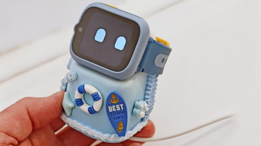 Hodinky se stojánkem, které děti nebudou chtít odložit: TCL Tbot je hodně originální počin