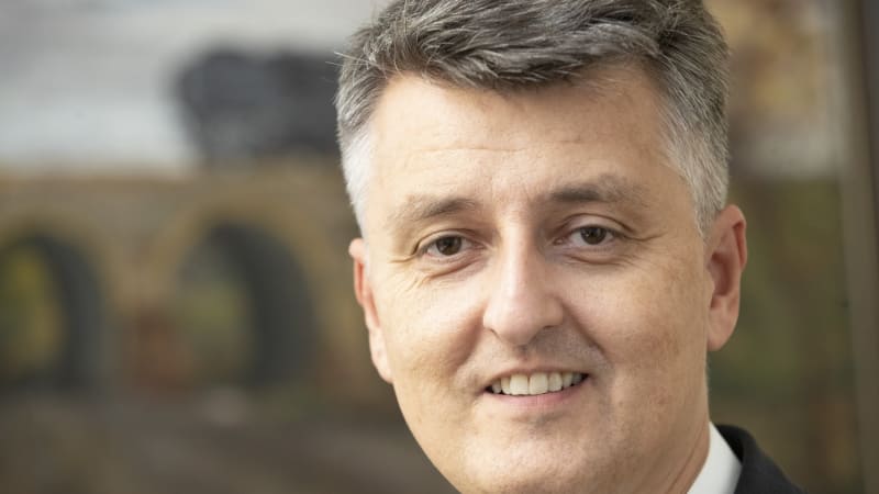 V trezoru šéfa Správy železnic našla policie 80 milionů. Nyní na rozloučenou dostane tři platy