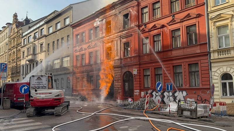 Hořící plynové potrubí se na Letné podařilo uhasit. Dunělo to celou čtvrtí, popsal svědek