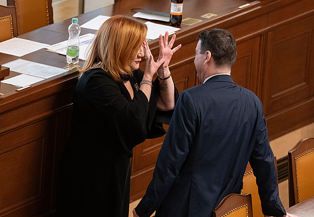 Poslanci schvalují rozpočet. Schodek 310 miliard je protizákonný, říká opozice