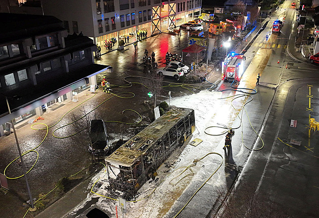 Požár autobusu ve Švýcarsku má nejméně šest obětí. Policisté mluví o úmyslném činu