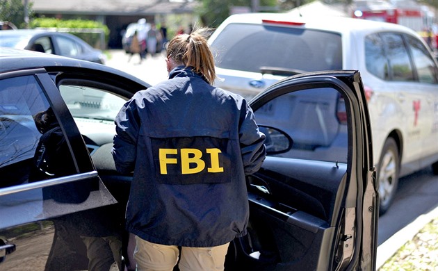 Najel v USA do synagogy náklaďákem, pak vypukla střelba a požár. Zasahuje i FBI
