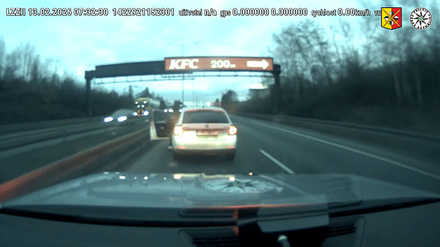 VIDEO: Muž ukradl vůz u benzinky, při úprku z něj chtěl za jízdy vystoupit