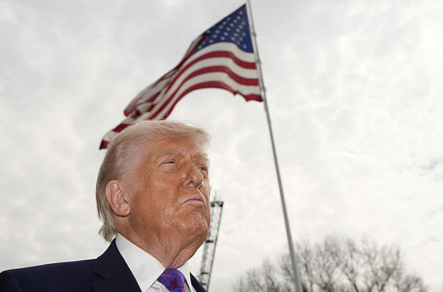 Vedení Íránu je zničené, vojáci dezertují, tvrdí Trump. Jednotky vyslat neplánuje