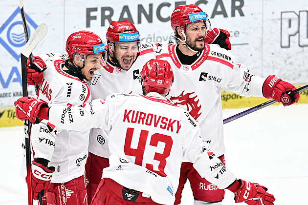 ONLINE: Třinec vede v Hradci o dva góly, Liberec drží doma těsný náskok