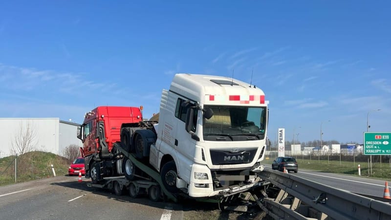 Havárie kamionu na D8: Prorazil svodidla, z tahače spadl náklad. Provoz stál čtyři hodiny