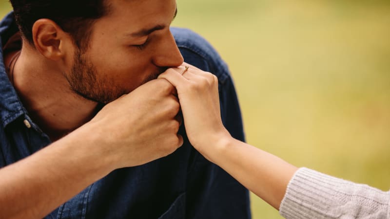 Políbení ruky je sexuální útok, rozhodl španělský soud. Muž se hájil marně, verdikt nezvrátil