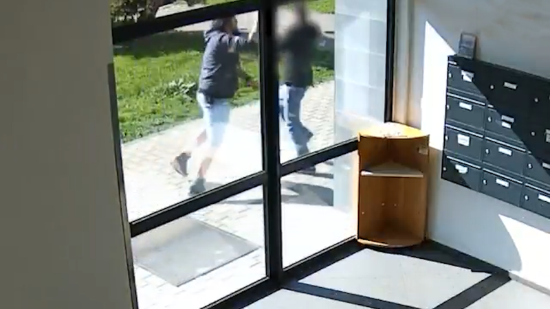 Policie zadržela nebezpečného útočníka. V Praze napadl muže, který teď bojuje o život