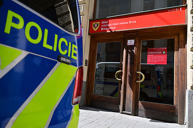 Dva ze tří obviněných v kauze stamilionových dotací soud v Brně pustil na svobodu