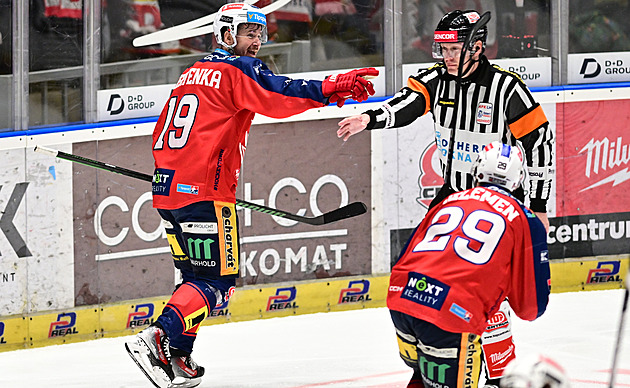 ONLINE: Pardubice - Třinec 3:2. Domácí si berou zpět vedení, podruhé pálí Červenka