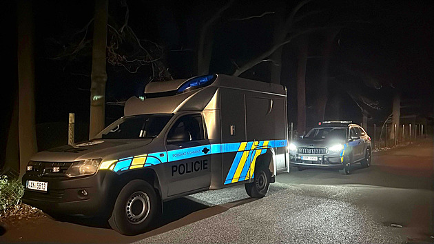 Při zásahu kvůli drogám v Šestajovicích se střílelo, podezřelý skončil v nemocnici