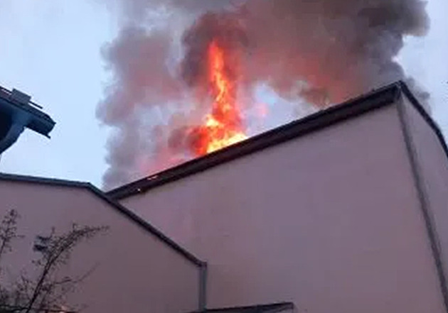 Hasiči po 52 hodinách uhasili požár ve skladu plastů v brněnských Přízenicích