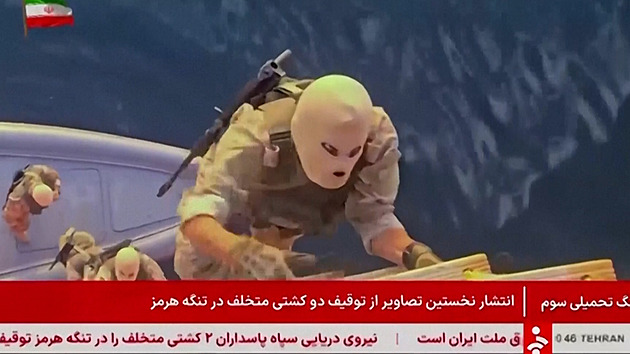 VIDEO: Írán ukázal, jak jeho komanda obsadila lodě v Hormuzu