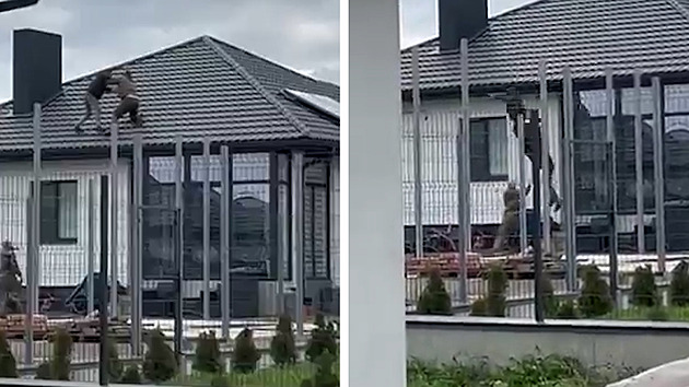 VIDEO: Ukrajinec před náborářem utekl na střechu, oba se zřítili na dalšího vojáka