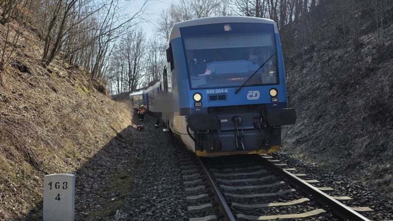 Neštěstí na Přerovsku: Na koleje ze stožáru spadl dělník. Skončil v nemocnici, vlaky stály