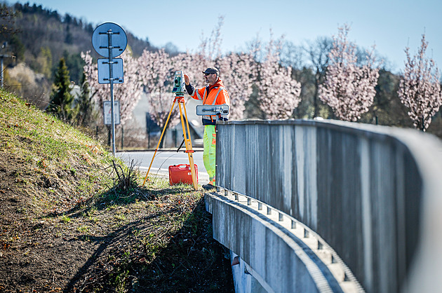 Auta zaplavila Hodkovice, chodci musí kvůli demolici mostu kličkovat u silnic