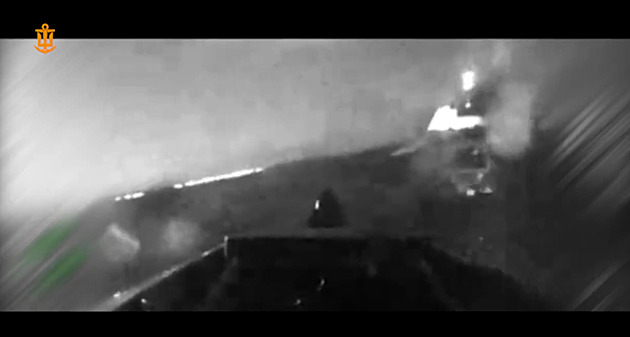 VIDEO: Ukrajinci zasáhli ruské lodě, které střežily Kerčský most